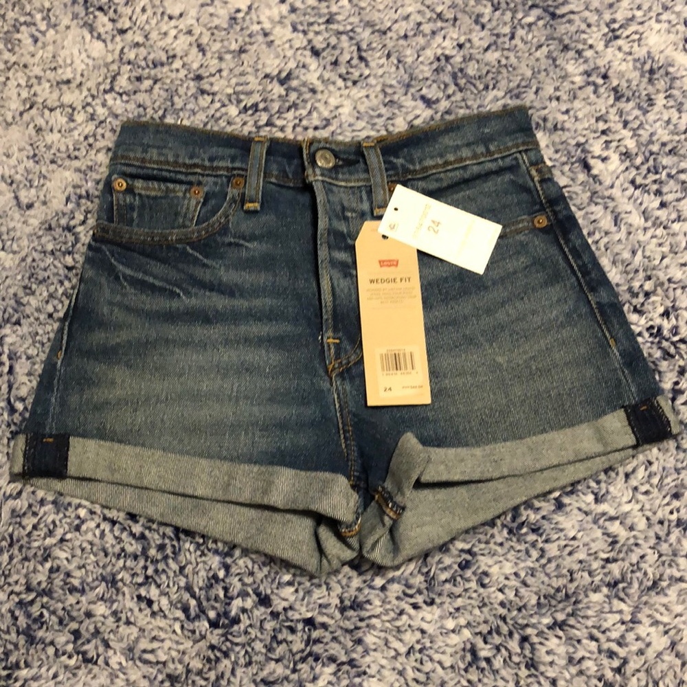 Levi’s Wedgie Fit Shorts 24